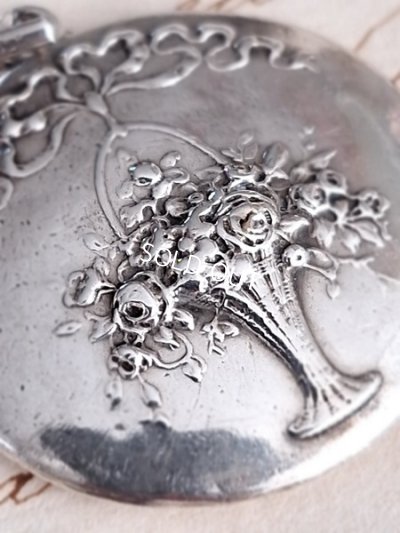 画像2: 花かごレリーフペンダントトップ