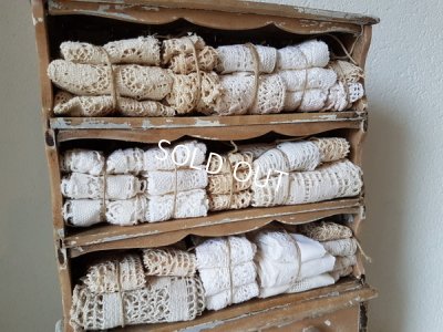 画像2: レース付きドールキャビネット