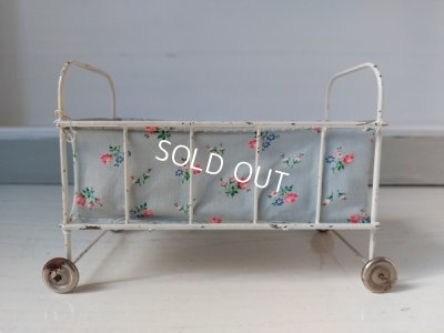 画像2:  アンティークドールベッド