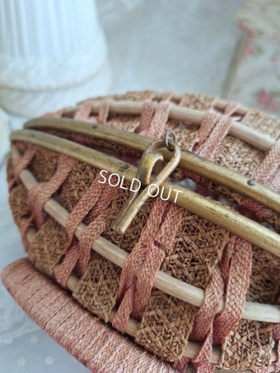 画像9: アンティークたまご型ドールバスケット