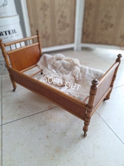 Antiquedollbed