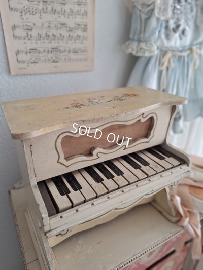 frenchantiquetoypiano