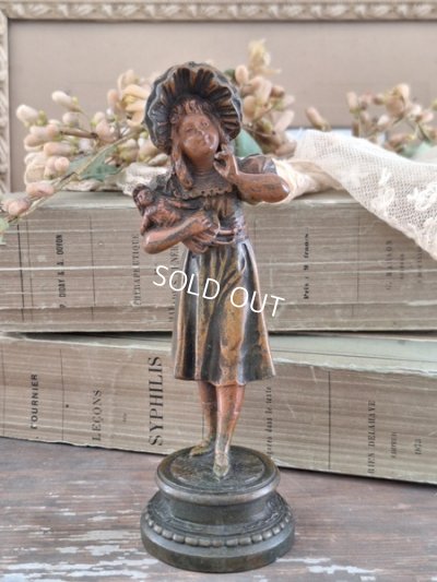 画像10: アンティークドールを抱える少女像