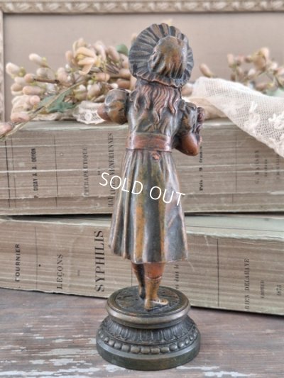 画像9: アンティークドールを抱える少女像