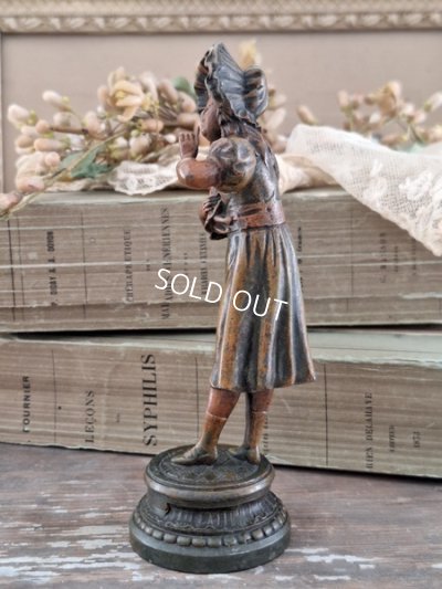 画像8: アンティークドールを抱える少女像