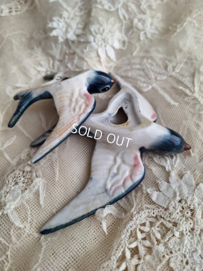 画像8: アンティーク陶器ツバメ2羽セット