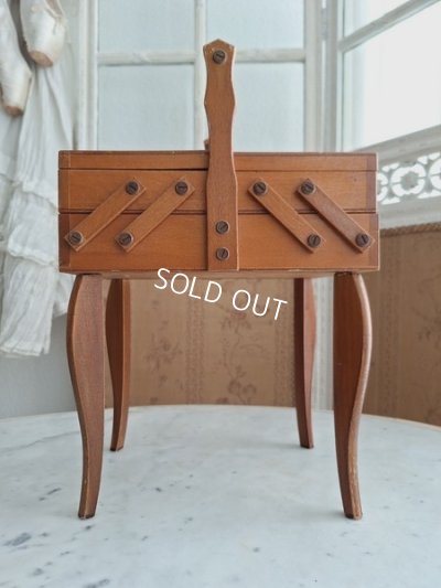 画像10: 小さな猫脚ソーイングボックス