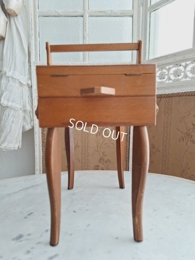 画像16: 小さな猫脚ソーイングボックス