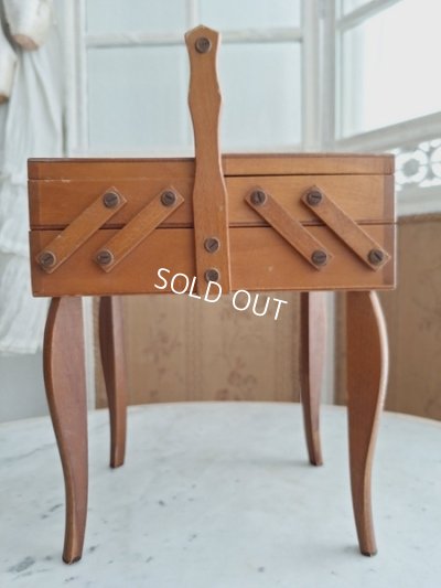 画像2: 小さな猫脚ソーイングボックス