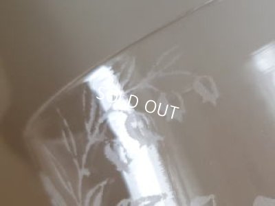 画像2: すずらん柄ロゴ入りワイングラス