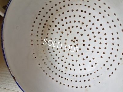 画像10: 白いホーロー猫脚コランダー