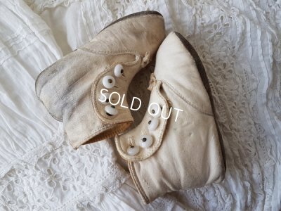 画像7: 白いボタンアップシューズ