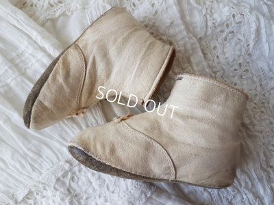 画像8: 白いボタンアップシューズ