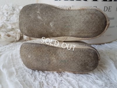 画像9: 白いボタンアップシューズ