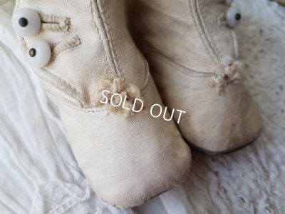 画像3: 白いボタンアップシューズ