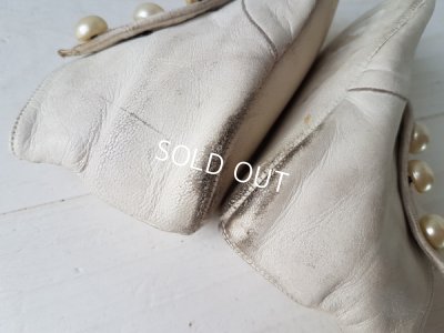 画像13: 白いボタンアップシューズ