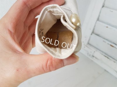 画像10: 白いボタンアップシューズ