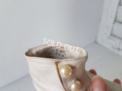 画像12: 白いボタンアップシューズ