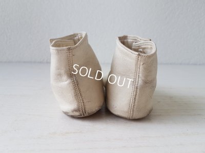 画像5: 白いボタンアップシューズ