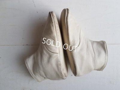 画像3: 白いボタンアップシューズ