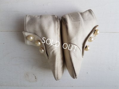 画像4: 白いボタンアップシューズ