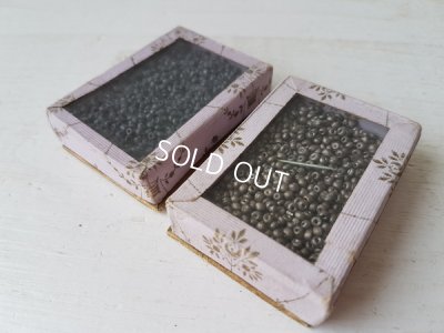 画像9: ガラス蓋の紙箱付ビーズ2箱セット