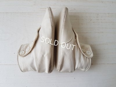 画像5: 白いボタンアップベビーシューズ