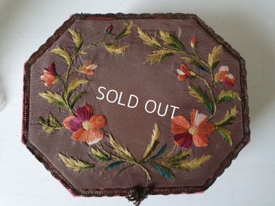 画像2: 花柄刺繍カルトナージュボックス