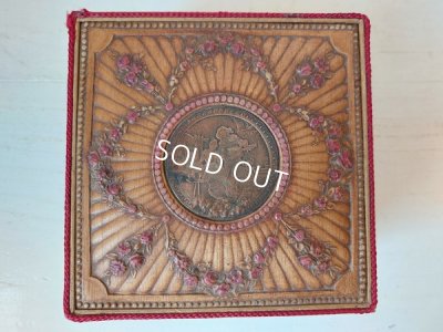 画像2: クッション付きローズガーランドボックス