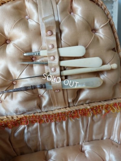 画像2: アンティークソーイングバスケット