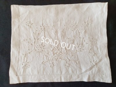 画像2: リボンとモノグラム入りカット刺繍ポーチ