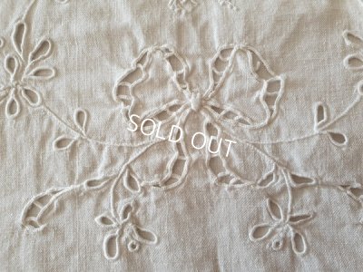 画像5: リボンとモノグラム入りカット刺繍ポーチ