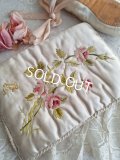アンティークローズ刺繍ハンキーケース