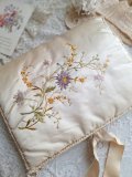 シルク刺繍ハンキーケース