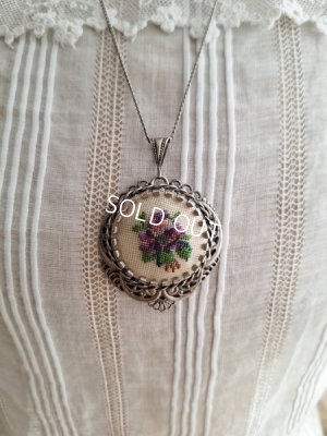 画像2: アンティークプチポワンすみれ柄ペンダントトップ