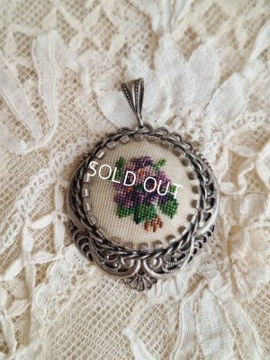 画像3: アンティークプチポワンすみれ柄ペンダントトップ