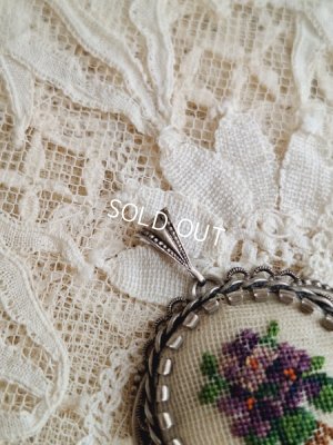 画像6: アンティークプチポワンすみれ柄ペンダントトップ