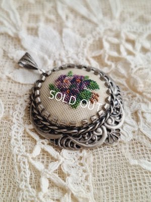 画像7: アンティークプチポワンすみれ柄ペンダントトップ