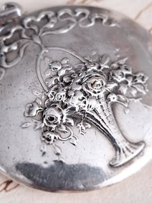 画像2: 花かごレリーフペンダントトップ