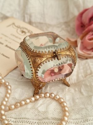 glassjewelrycase