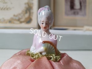 画像2: アンティークボックス付ハーフドール