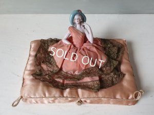 画像2: アンティークハーフドールハンキーケース