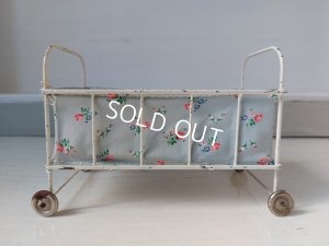 画像2:  アンティークドールベッド