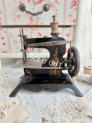 antiquetoysewingmachine