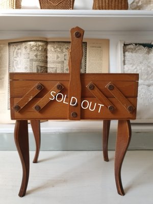 画像2: 猫脚の小さなソーイングボックス