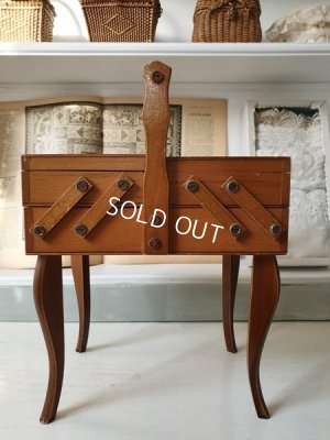 画像4: 猫脚の小さなソーイングボックス