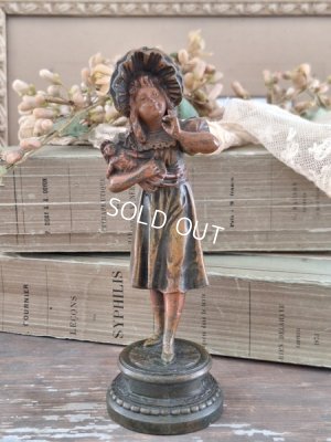 画像10: アンティークドールを抱える少女像