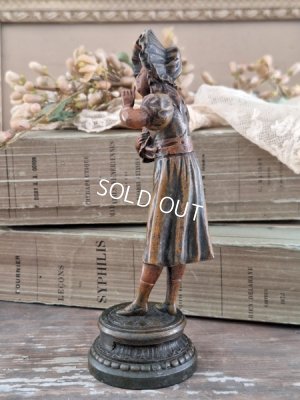 画像8: アンティークドールを抱える少女像