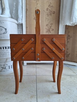 画像7: 小さな猫脚ソーイングボックス