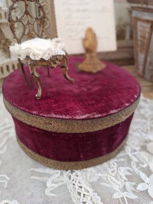antiquedisplaytable